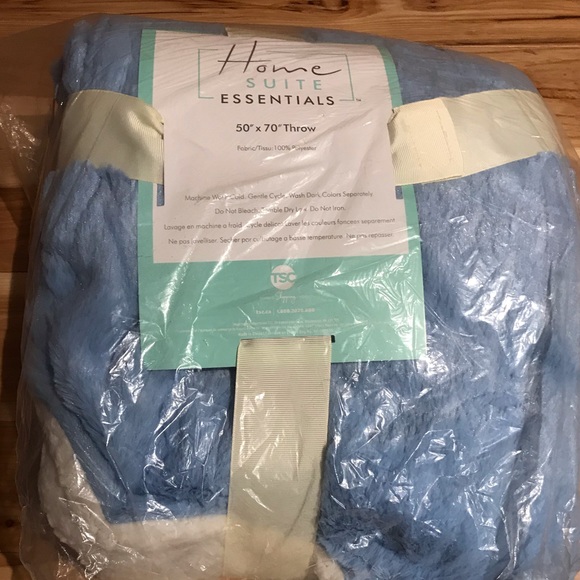 BNWT Throw Blanket - Picture 1 of 1